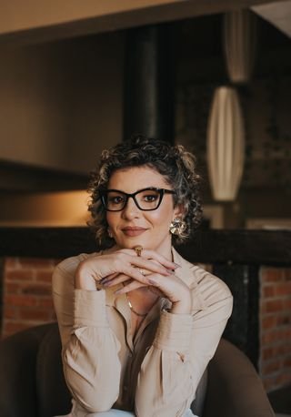 Dra. Andrine Mignoso em ambiente de atendimento.